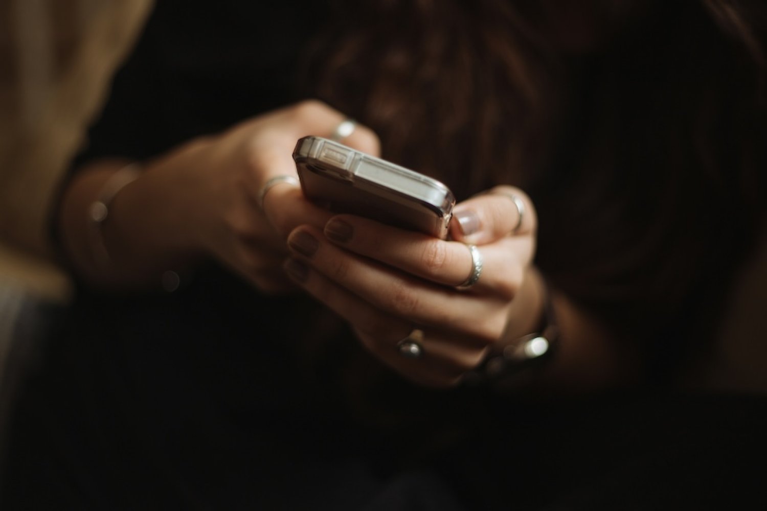 Study: Browsing negative content online makes mental health struggles worse | MIT News
